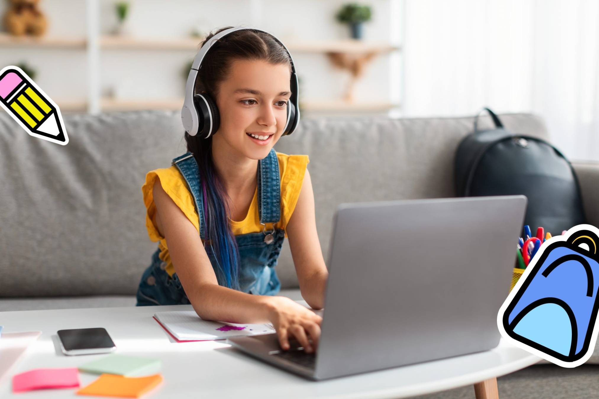 eune fille souriante avec casque travaillant sur un ordinateur portable