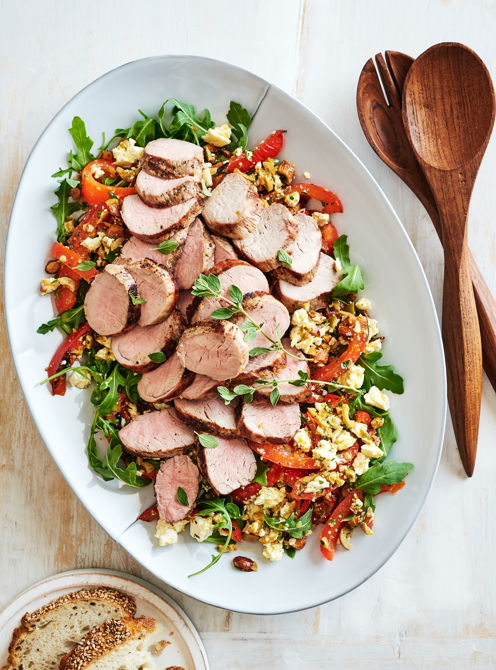 Filets de porc grillés, salade de poivrons et de feta
