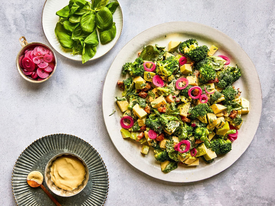 Salade crémeuse de brocoli, pommes et pancetta