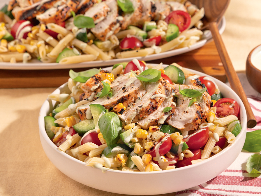 Salade de pâtes au poulet grillé, maïs et avocat